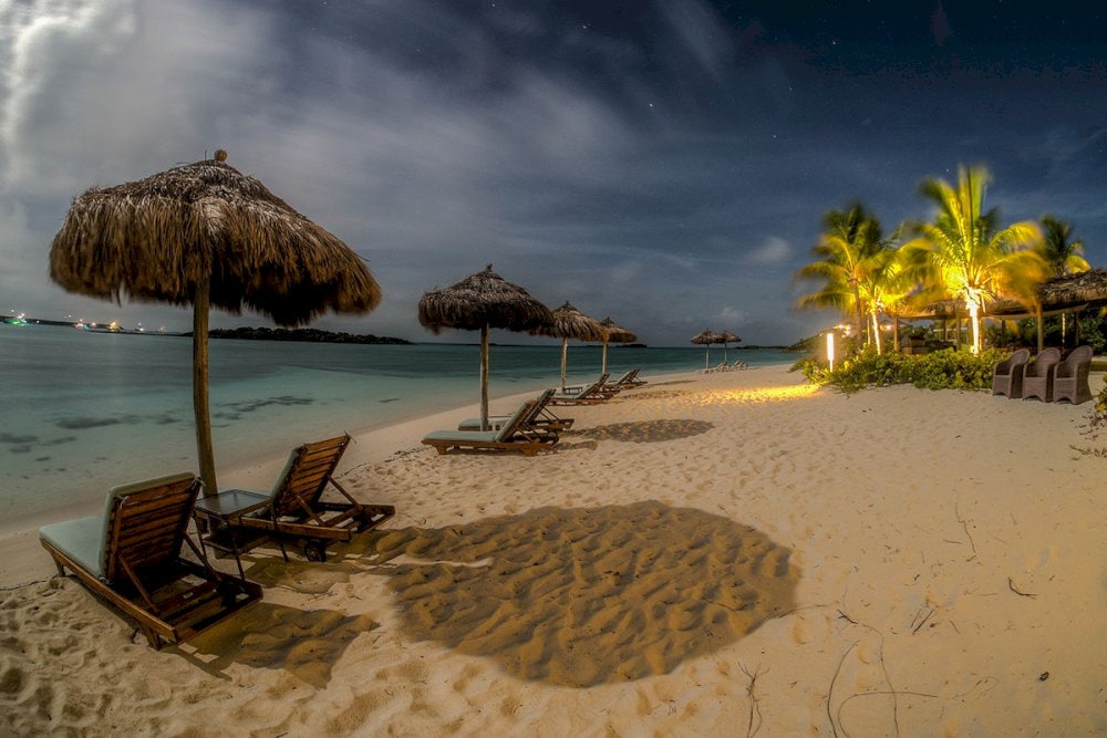 A nightime stroll along Tran Phu Street in Nha Trang's beach is full of romance and tranquility
